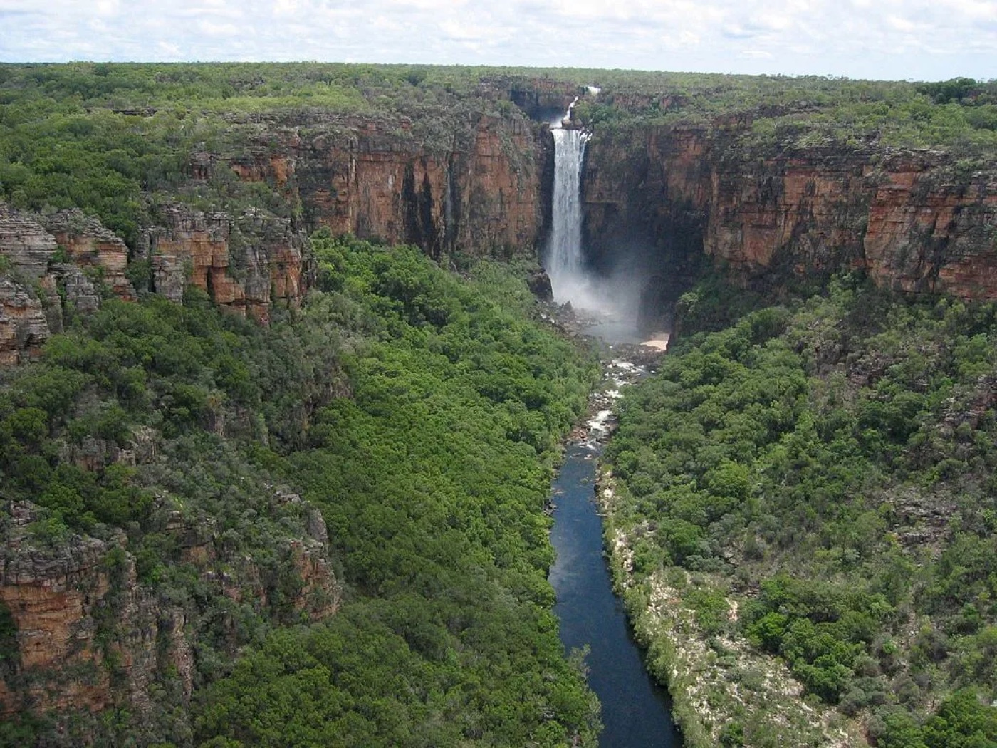 Cascata tra le gole di Kakadu, nel Northern Territory, una delle zone migliori per viaggiare in Australia ad agosto