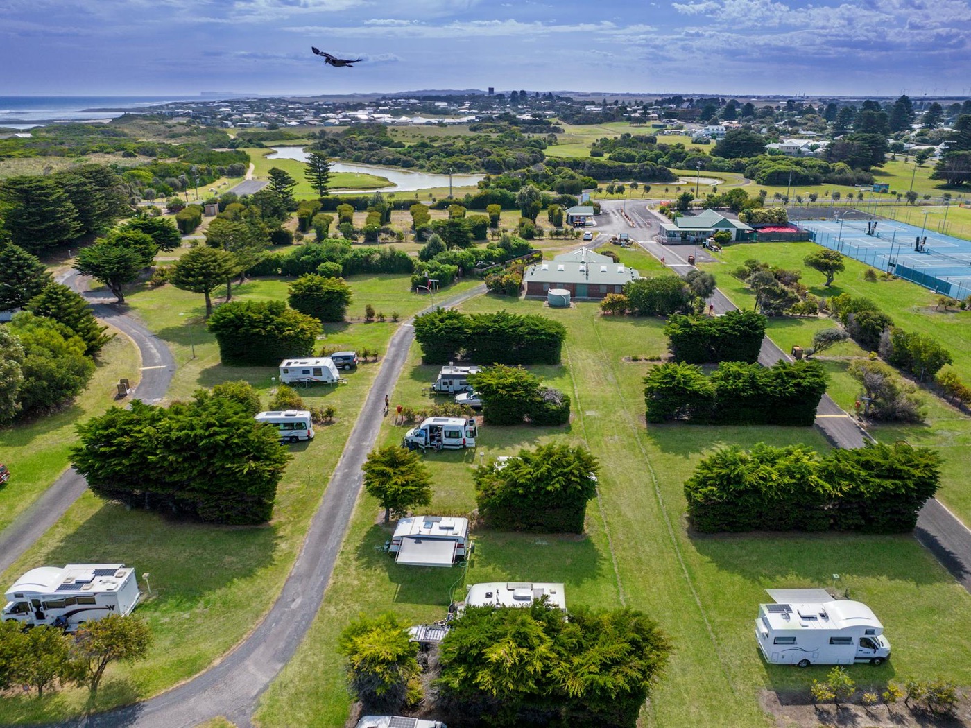 Piazzole e camper al Southcombe Caravan Park sulla Great Ocean Road, in Victoria