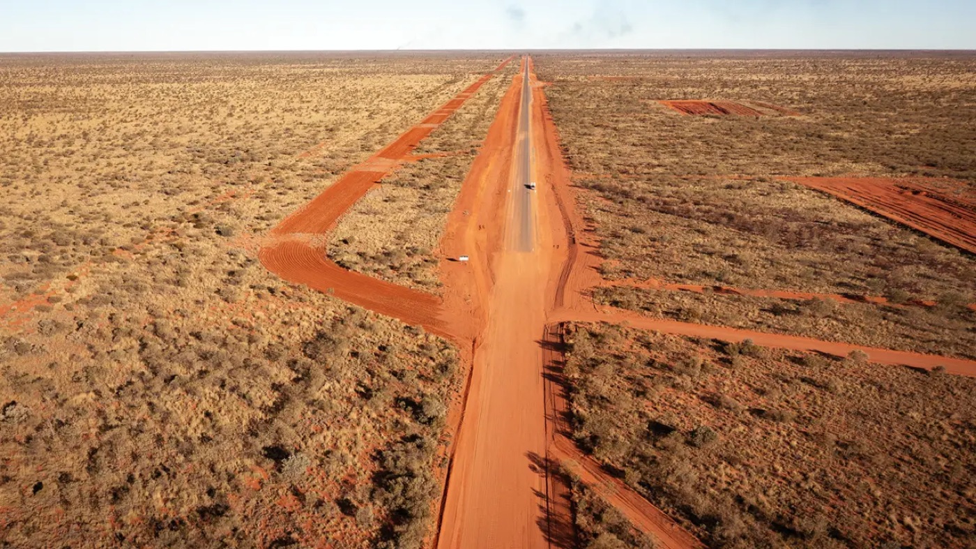 Strada lunga e isolata nell’outback australiano, dove acqua, carburante e servizi vanno pianificati