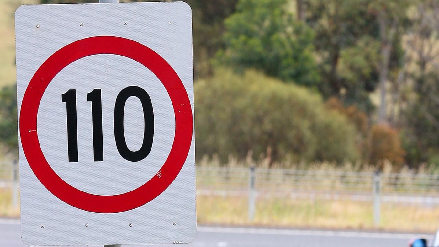 Cartello con limite di velocità 110 km/h su una strada australiana