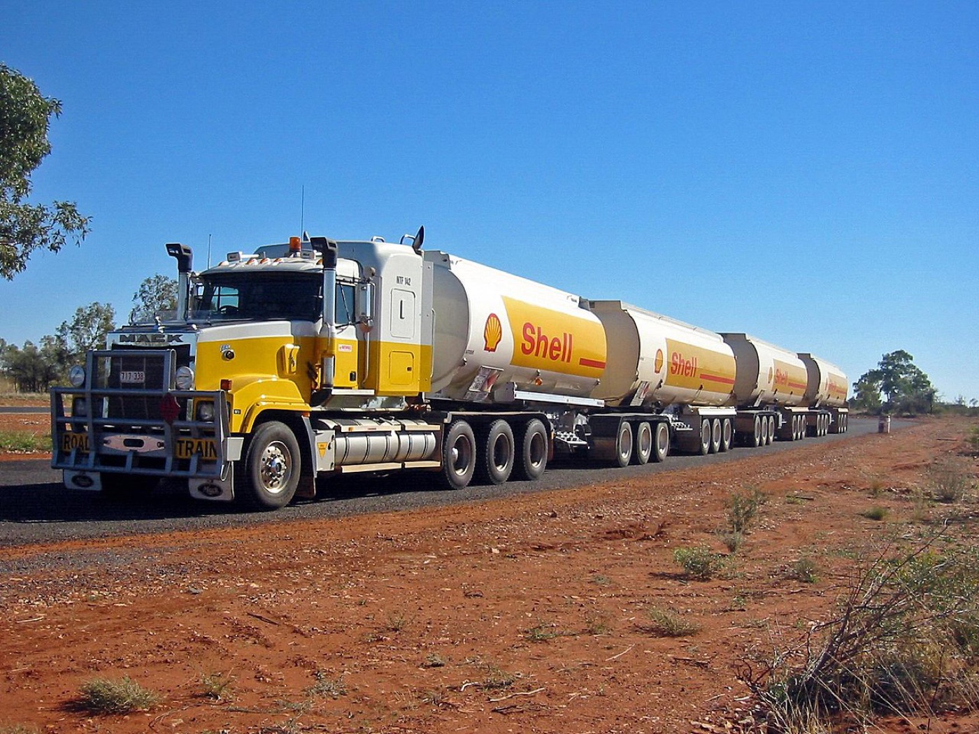 Road train con cisterne su una strada dell’outback australiano