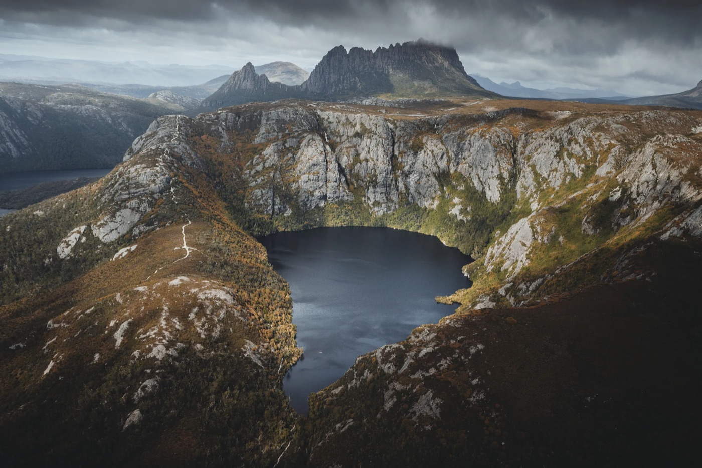 Cradle Mountain e un lago alpino in Tasmania sotto un cielo nuvoloso