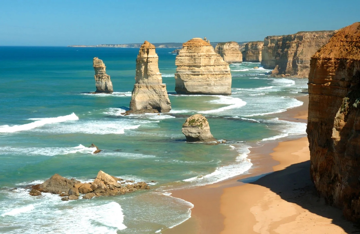 Scogliere e faraglioni dei Twelve Apostles lungo la Great Ocean Road in Victoria