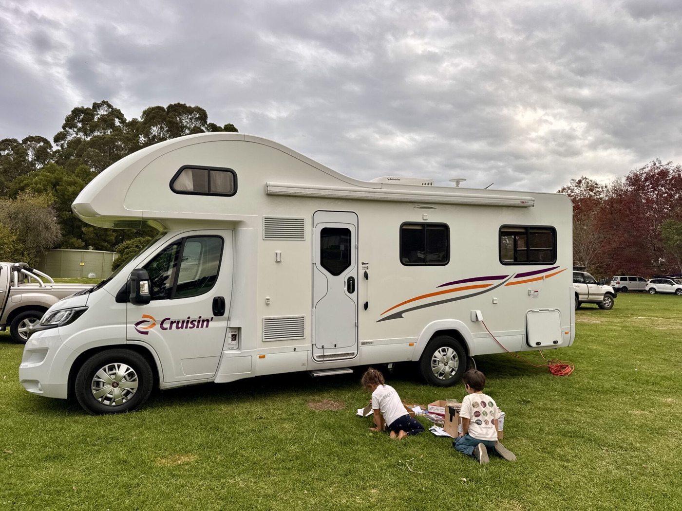Camper familiare Cruisin collegato alla corrente con due bambini nel campeggio in Australia